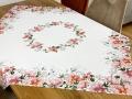 Obrus 110x110 cm z kwiecistym nadrukiem