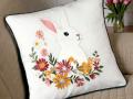 Poszewka wielkanocna 40x40 Zajączek w kwiatach biała