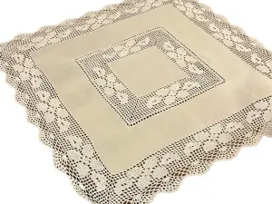 Obrus 80×80 cm z koronką szydełkową ecru