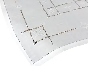 Biały obrus z lnem 85x85 cm z mereżką i haftem