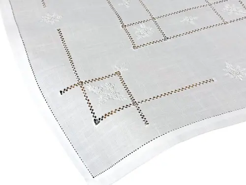 Biały obrus z lnem 85x85 cm z mereżką i haftem