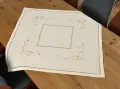 Beżowy obrus z lnem 85x85 cm z mereżką i haftem kwiatowym