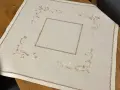 Beżowy obrus z lnem 85x85 cm z mereżką i haftem kwiatowym