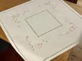 Beżowy obrus z lnem 85x85 cm z mereżką i haftem kwiatowym