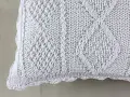 Biała poszewka dziergana 40x40 cm – Plecionka