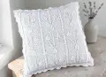 Biała poszewka dziergana 40x40 cm – Pąki