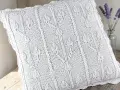 Biała poszewka dziergana 40x40 cm – Pąki