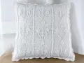 Biała poszewka dziergana 40x40 cm – Pąki
