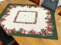 Obrus świąteczny gobelinowy 100x100 cm zielony w bombki