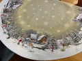 Obrus świąteczny gobelinowy okrągły śr. 140 cm Zimowa Chatka
