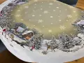 Obrus świąteczny gobelinowy okrągły śr. 140 cm Zimowa Chatka